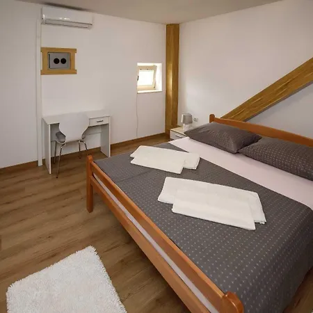 Prenociste Kastel Knin