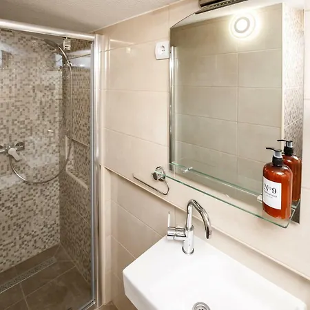 Prenociste Kastel Gasthuis Knin