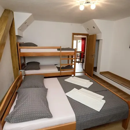 Prenociste Kastel 3* Knin